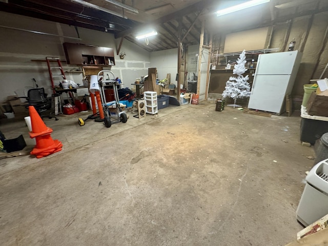 garage featuring freestanding refrigerator