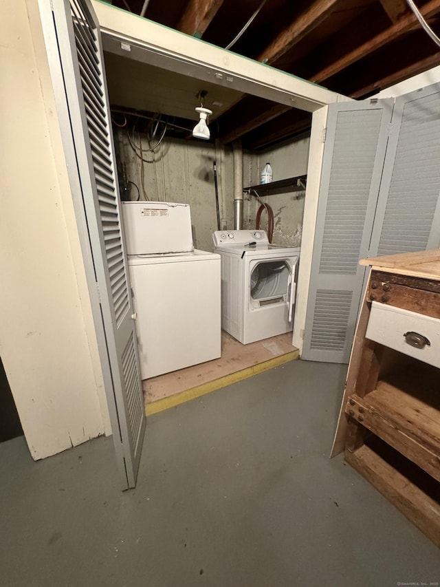 unfinished below grade area featuring washing machine and clothes dryer
