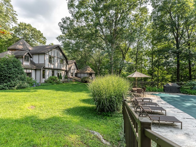 view of yard with a covered pool and a patio area