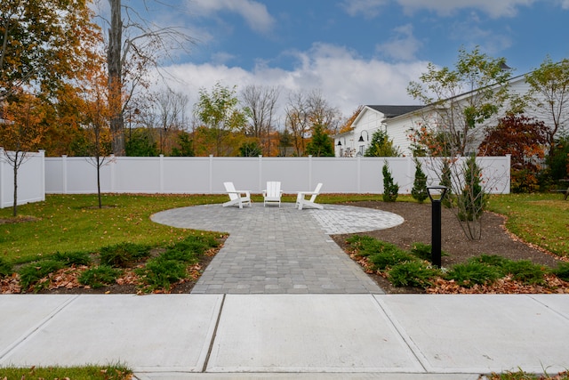 view of yard featuring a patio