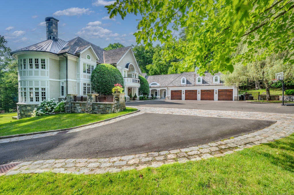 view of front of property featuring a garage and a front yard