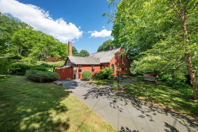 view of front of house featuring a front lawn