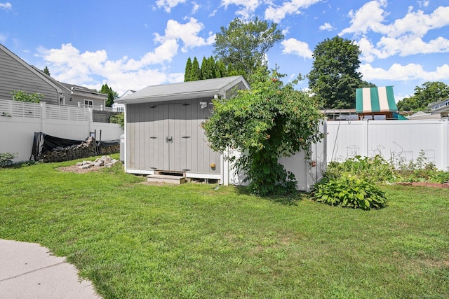 view of yard featuring a storage shed