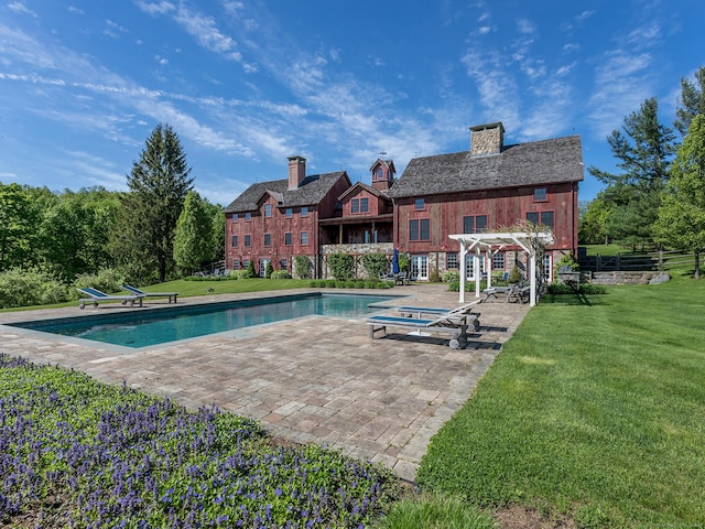 view of pool with a hot tub, a yard, a patio area, and a pergola