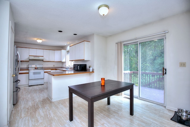 kitchen with kitchen peninsula, white cabinetry, stainless steel refrigerator, electric range, and light wood-type flooring