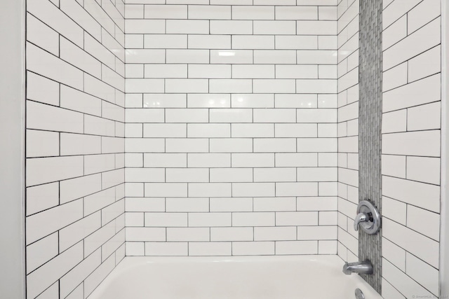 bathroom with tiled shower / bath