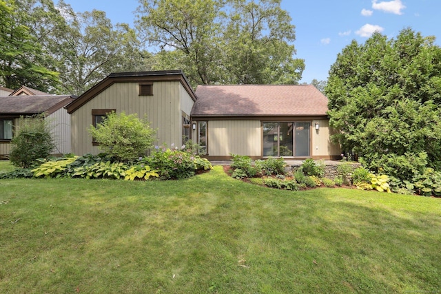 view of front of home featuring a front lawn