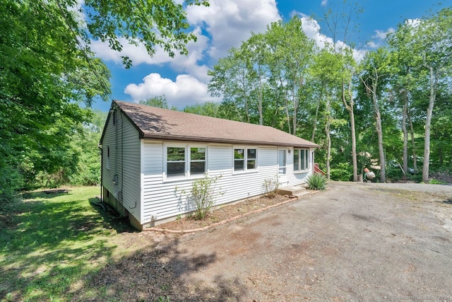 ranch-style home featuring a front lawn