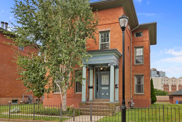 view of front of house with a front yard