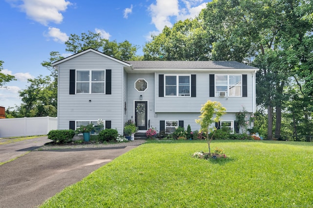 split foyer home with a front yard