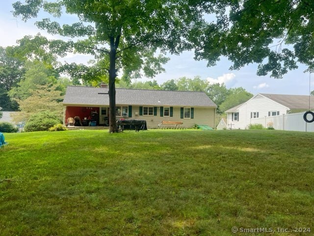 view of front facade featuring a front yard