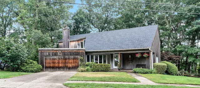 view of front of home with a front lawn