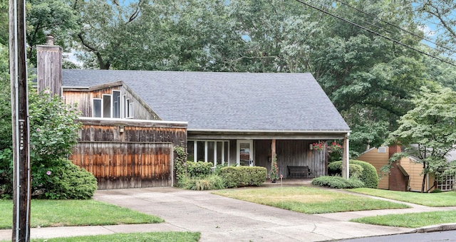 view of front of house featuring a front yard