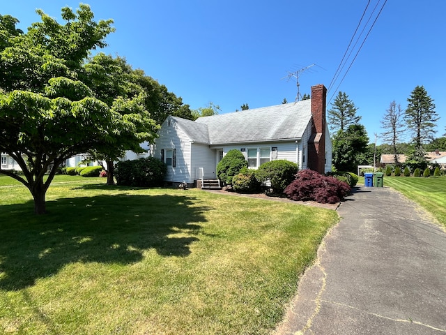 view of front of property featuring a front yard