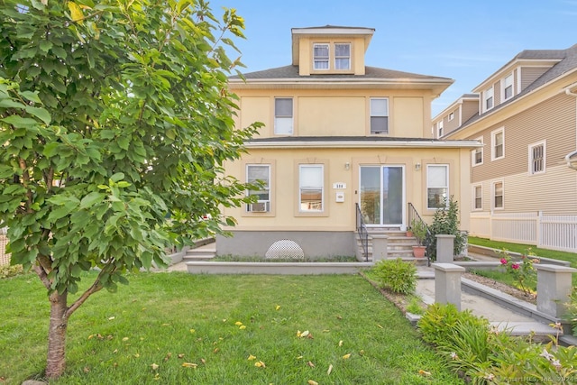 view of front facade with a front yard