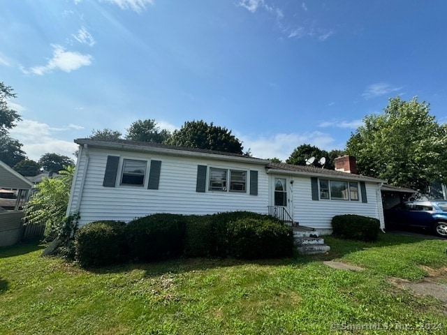 view of front of property featuring a front yard