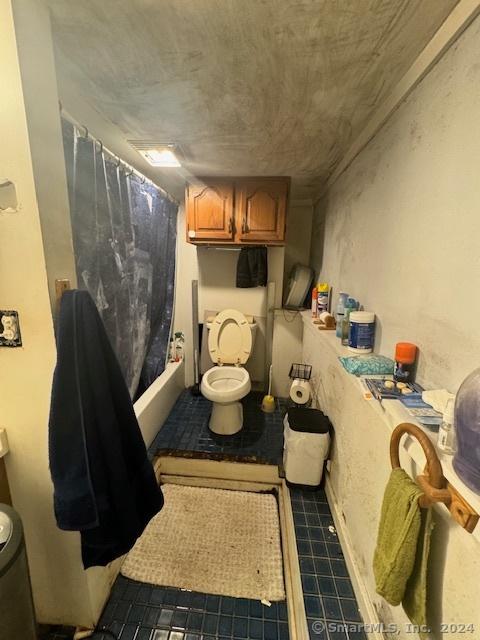 full bathroom featuring toilet and shower / tub combo