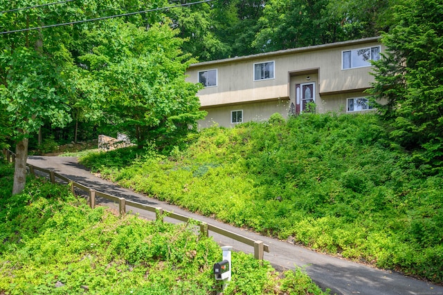 view of front of property