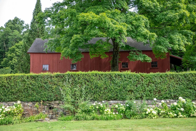 view of yard with an outbuilding