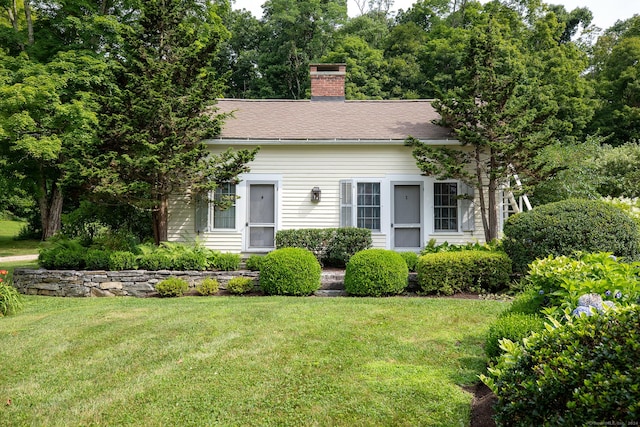 view of front facade with a front lawn