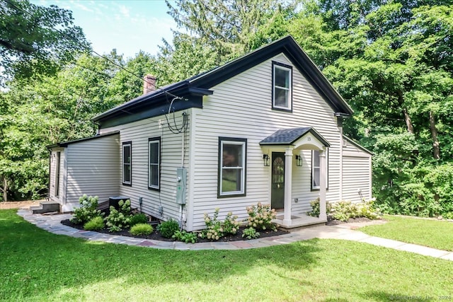 view of front facade featuring a front yard