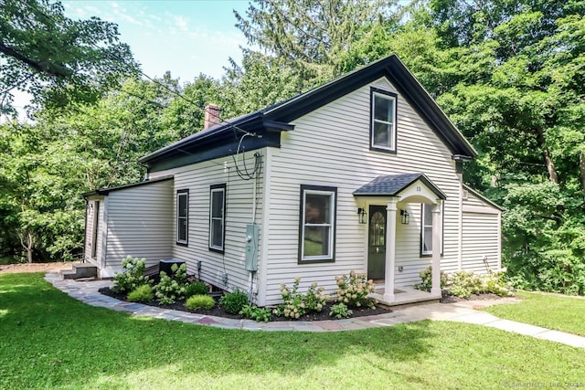 view of front of home featuring a front yard