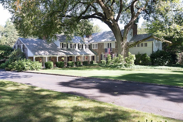 view of front facade featuring a front yard