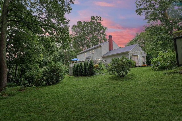 view of yard at dusk