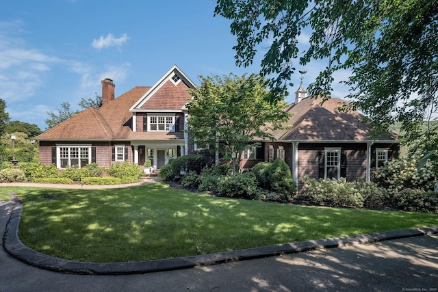 view of front of home with a front lawn