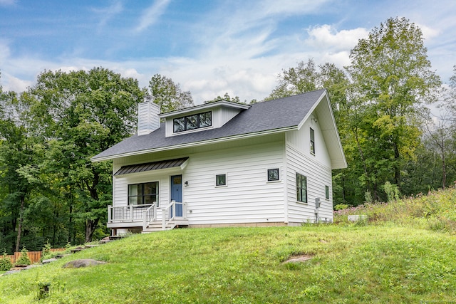 view of front of home with a front lawn