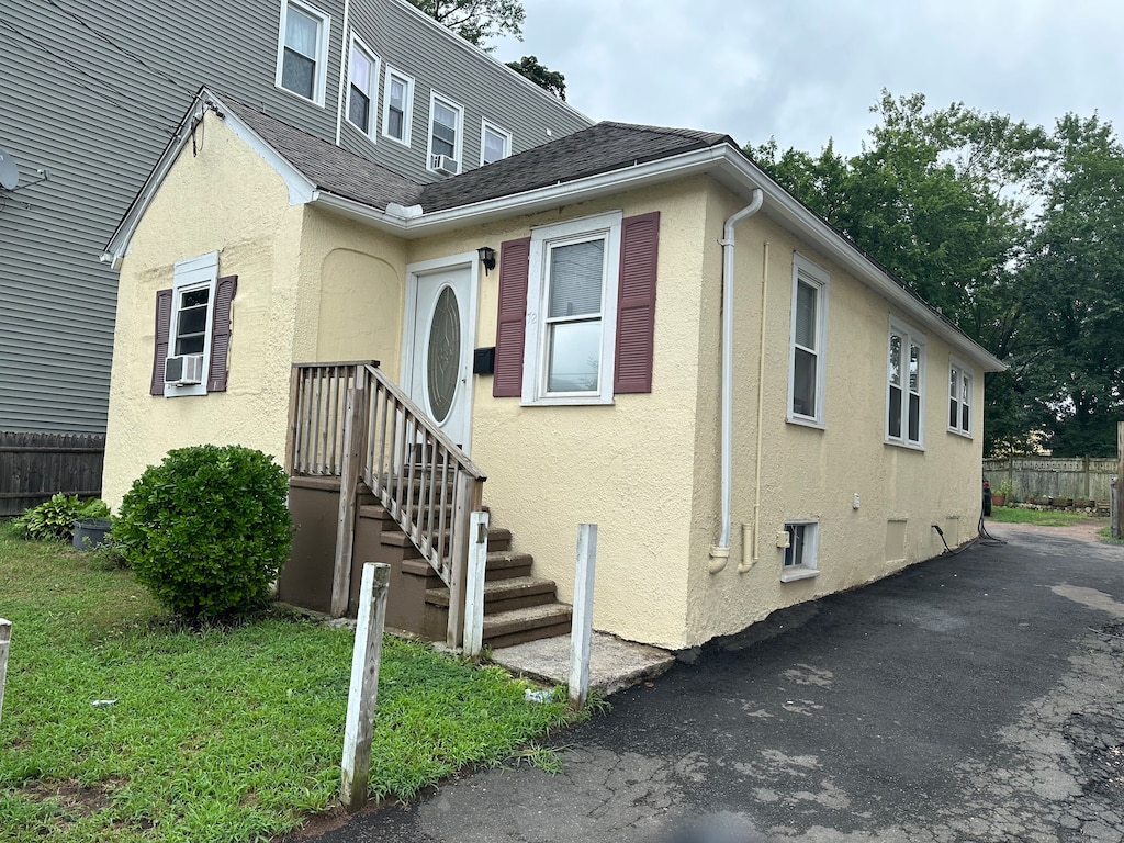 view of front of house featuring a front yard