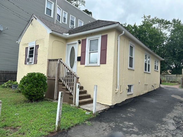 view of front of house featuring a front yard