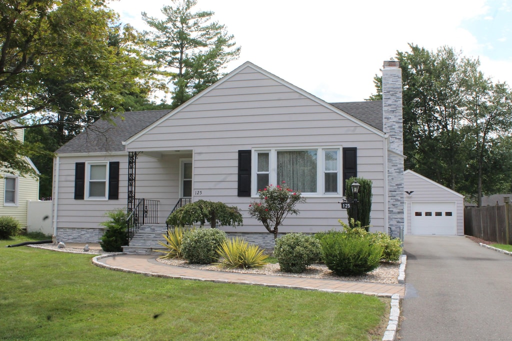 view of front facade featuring a front yard and a garage