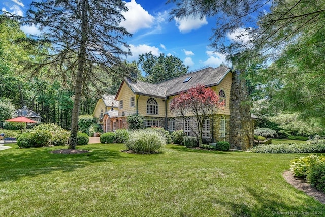 view of front facade featuring a front lawn