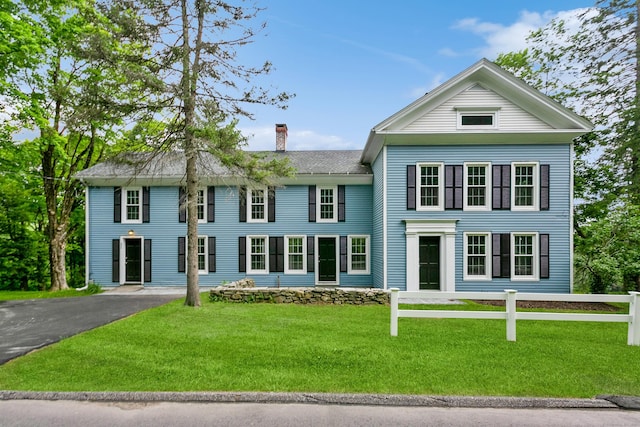 view of front of property with a front yard