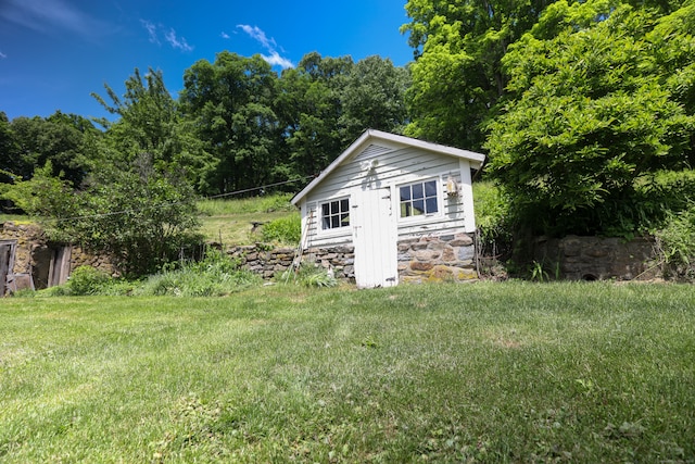 view of yard featuring an outbuilding