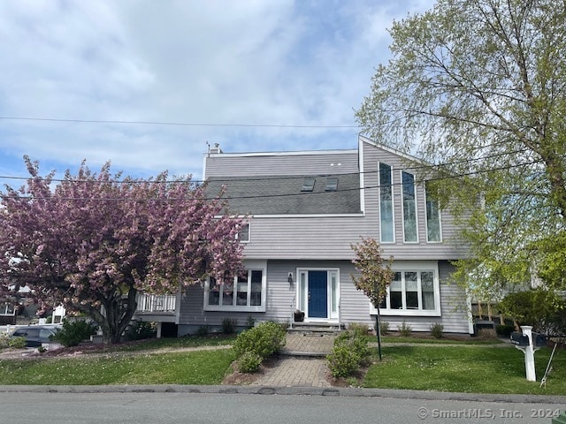 view of front of home featuring a front lawn