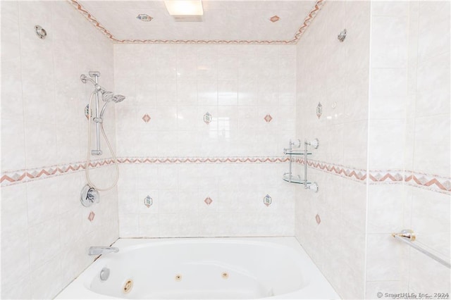 bathroom with tiled shower / bath combo