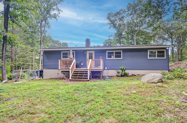 view of front of property featuring a wooden deck and a front yard