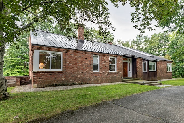 ranch-style home with a front lawn