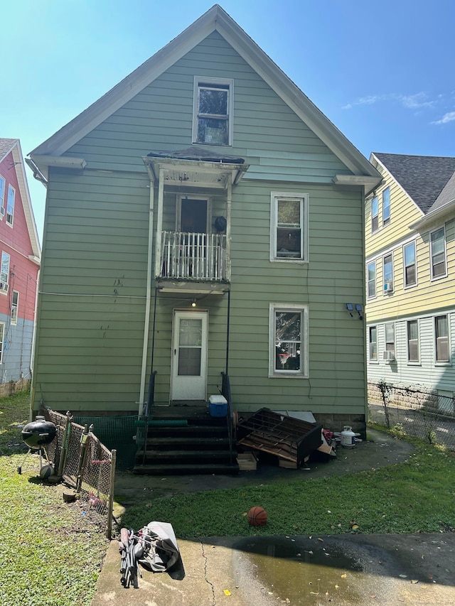 view of front of home featuring a balcony