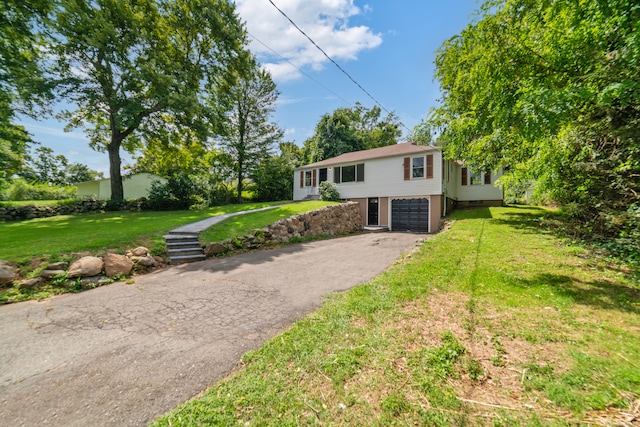 view of front of property featuring a front yard and a garage