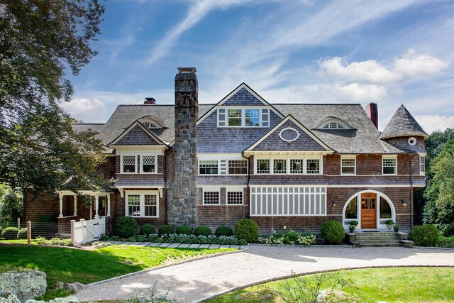 view of front of home featuring a front yard