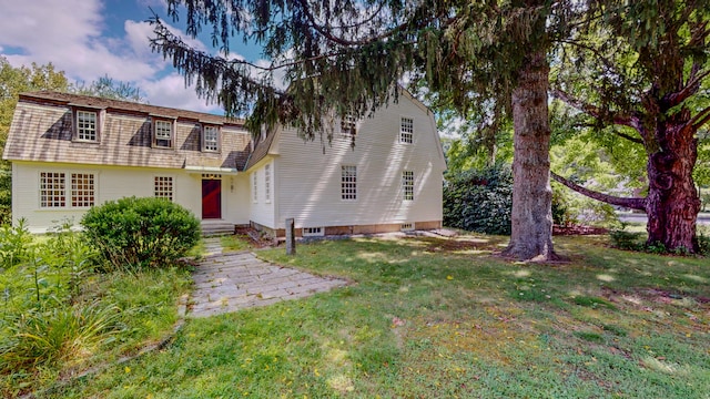 view of front of home featuring a lawn