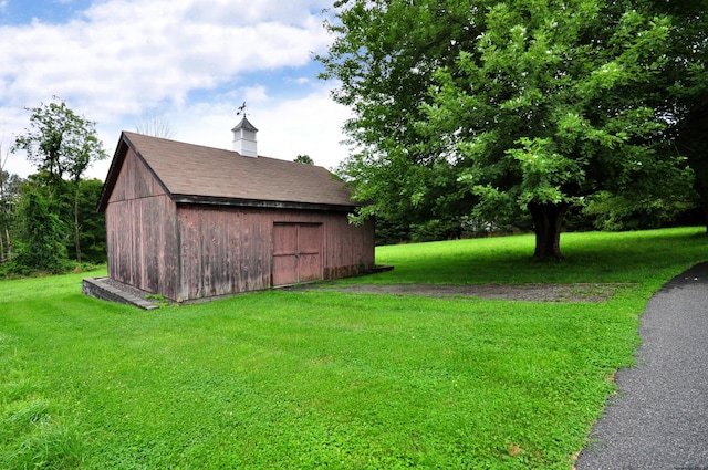 view of yard with an outbuilding