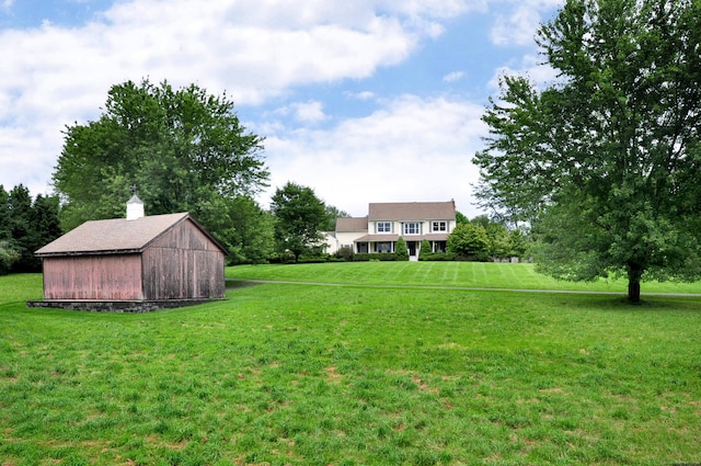 view of yard with an outbuilding