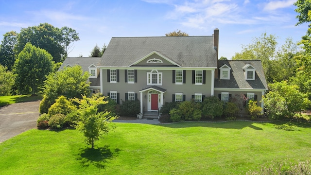 colonial home featuring a front yard