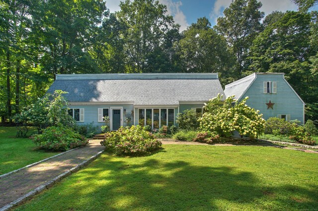 view of front of house with a front yard