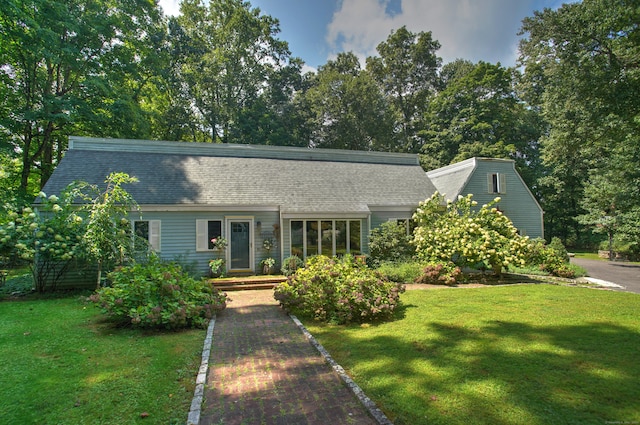 view of front of house with a front yard