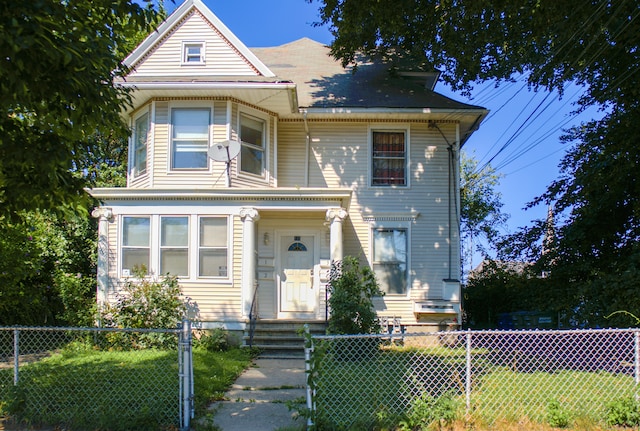 view of front of home featuring a front lawn